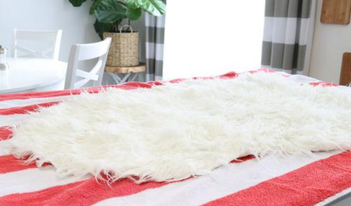 Как почистить коврик из искусственной овчины
